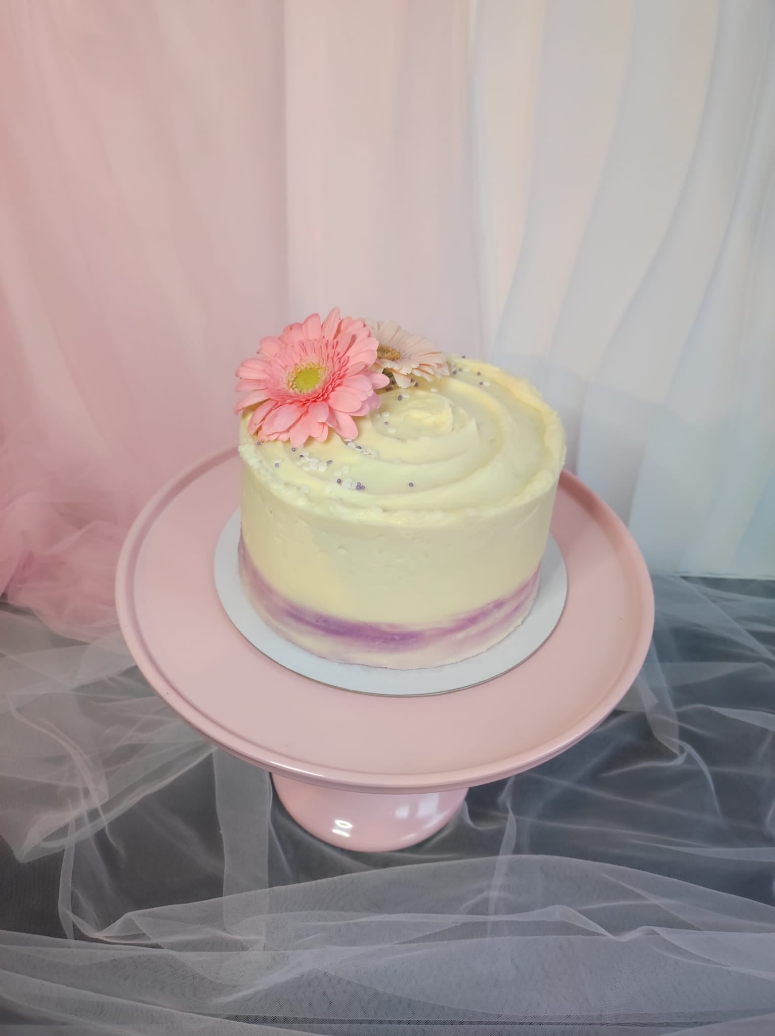 Buttercream cake met bloem